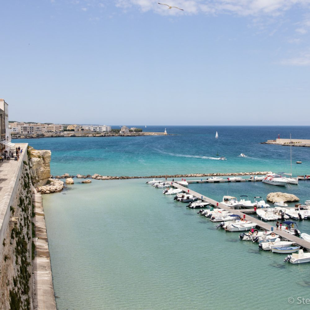 La vista del porto di Otranto dalle mura. Otranot è la destinazione finale del tour in bici, una delle esperienze previste nel pacchetto proposto
